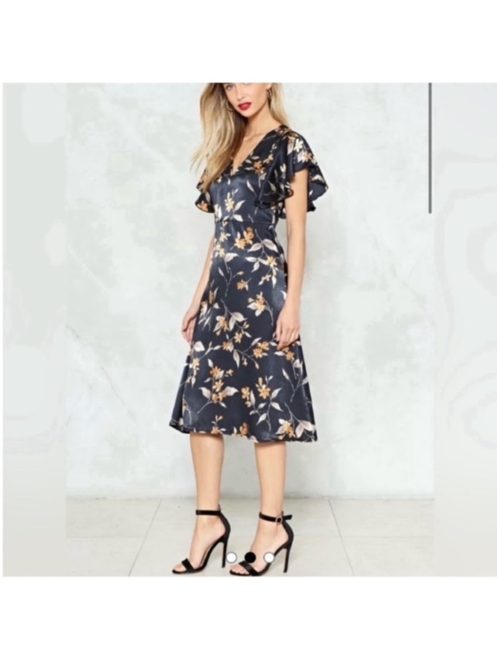 Elli White All over floral Satin v neck midi dress flare cap sleeve